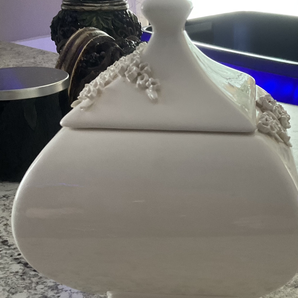 Elegant White Ceramic Box with Floral Design - Picture 3 of 9
